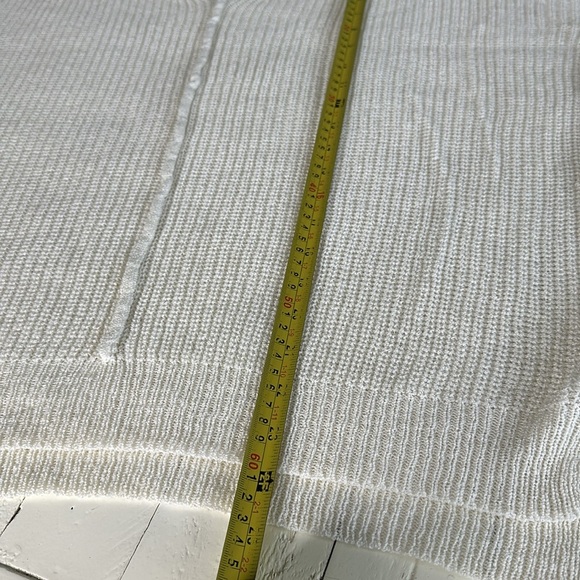 White lulus size Med knitwear light sweater
Lulus 75% acyrlic nylon - Picture 8 of 9